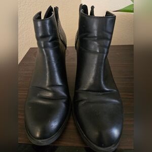 ✨ Vera Wang Black Ankle Boots – Chic & Effortless Size 7